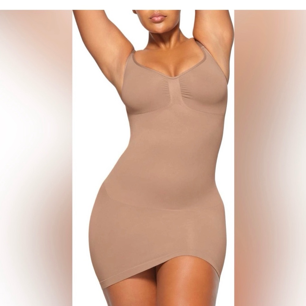SKIMS SEAMLESS SCULPT SLIP
DRESS SIENNA M